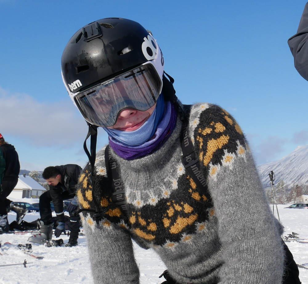 En person med grå genser og mørk hjelm. Foto - Klikk for stort bilde